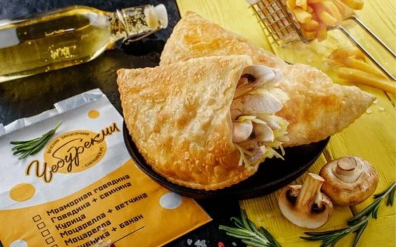 Чебурек с ветчиной, сыром и грибами