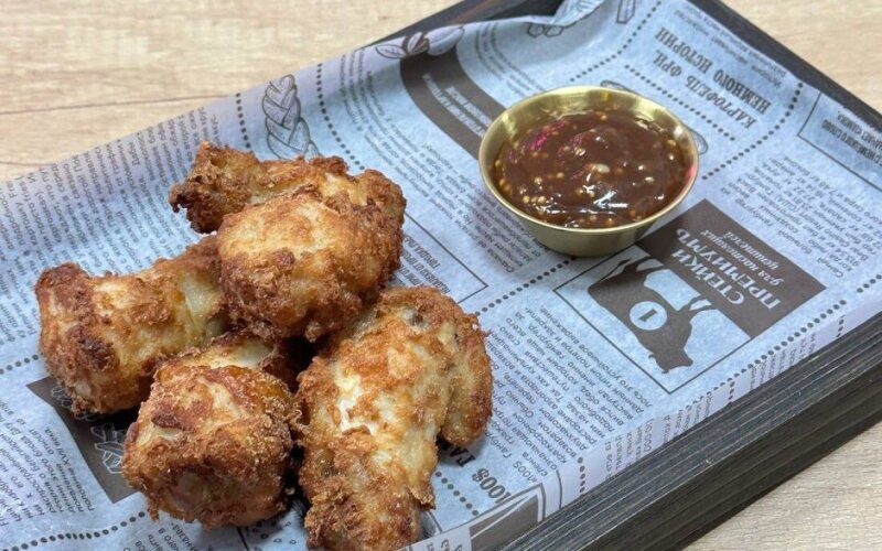 Куриные крылышки и соус барбекю