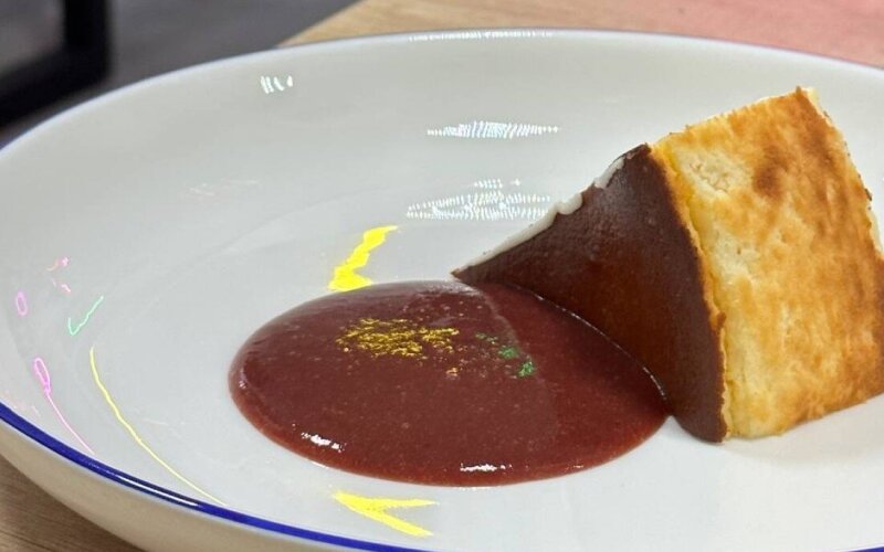 Баскский чизкейк с клубничным соусом