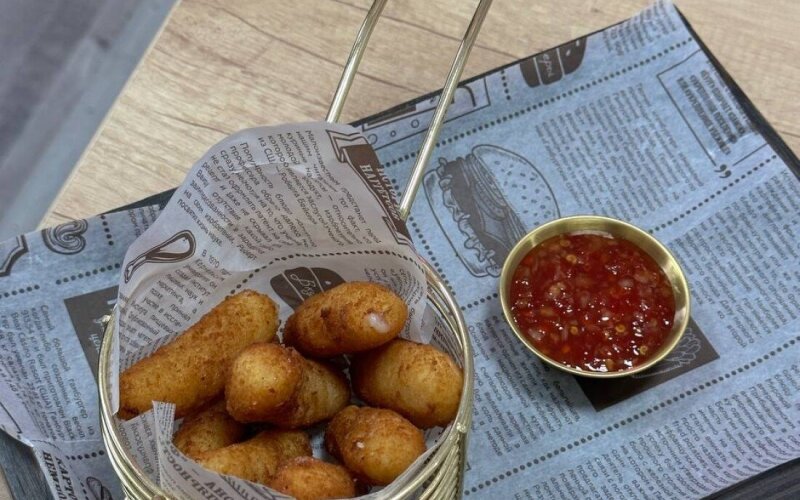 Сырные палочки и сладкий чили соус