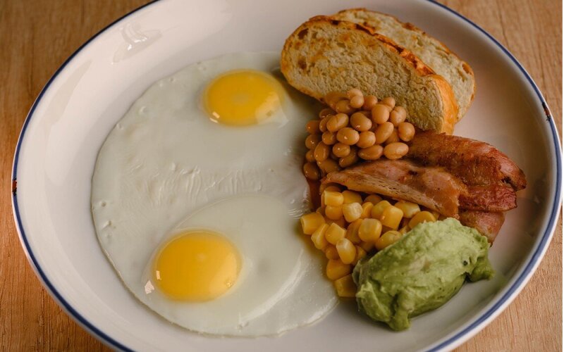 Глазунья с беконом, кукурузой, фасолью и бриошь