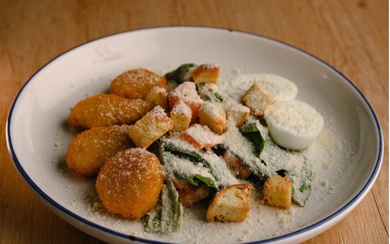 Салат цезарь со стрипсами из цыпленка