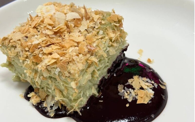 Фисташковый наполеон с черникой