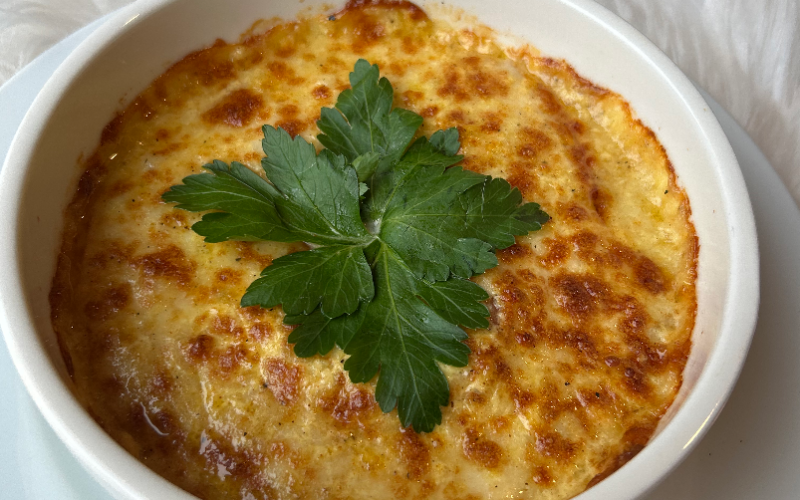 Помидоры, запечённые под сыром «Сулугуни» с зеленью