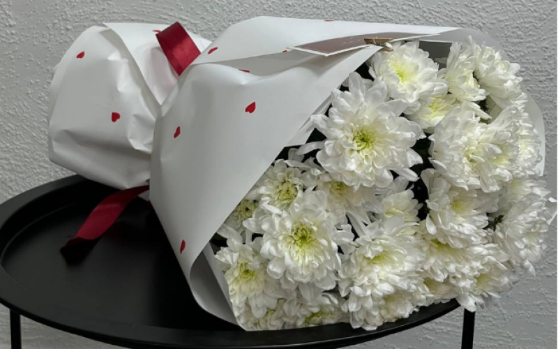 Букет из белоснежных хризантем
