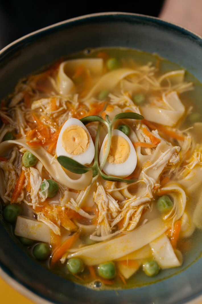 Куриный суп с лапшой и перепелиными яйцами