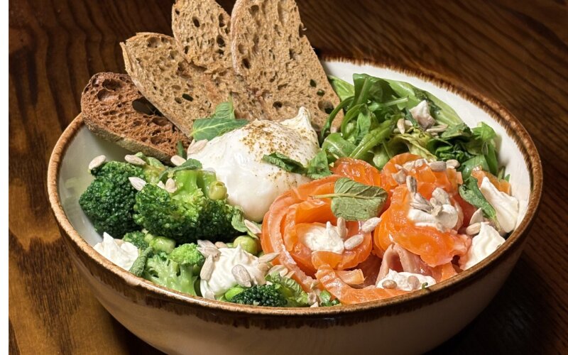 Боул с форелью слабосолёной и зелёным горошком