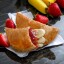 Чебурек с клубникой и бананом