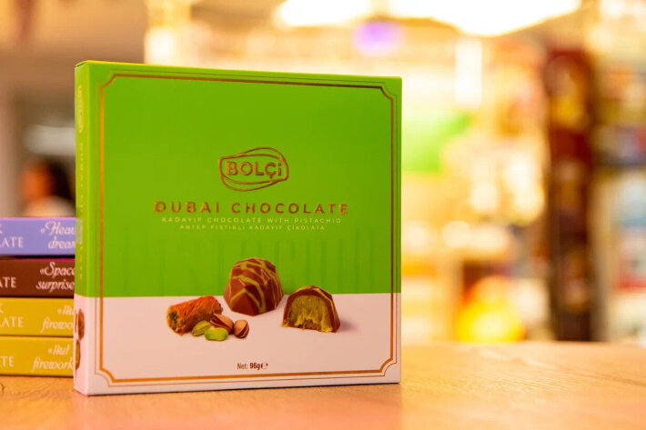 Конфеты из молочного шоколада с начинкой Dubai chocolate