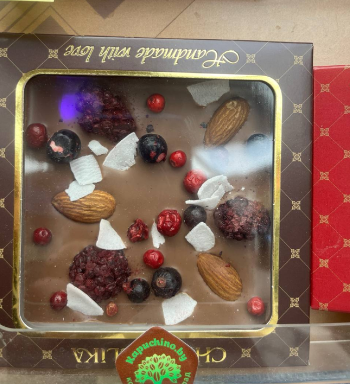 Шоколад молочный «Ежевика, кокос, миндаль»