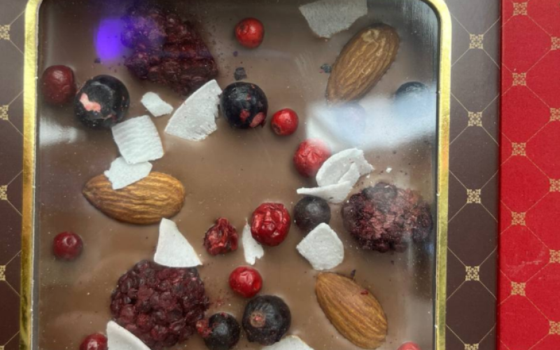 Шоколад молочный «Ежевика, кокос, миндаль»