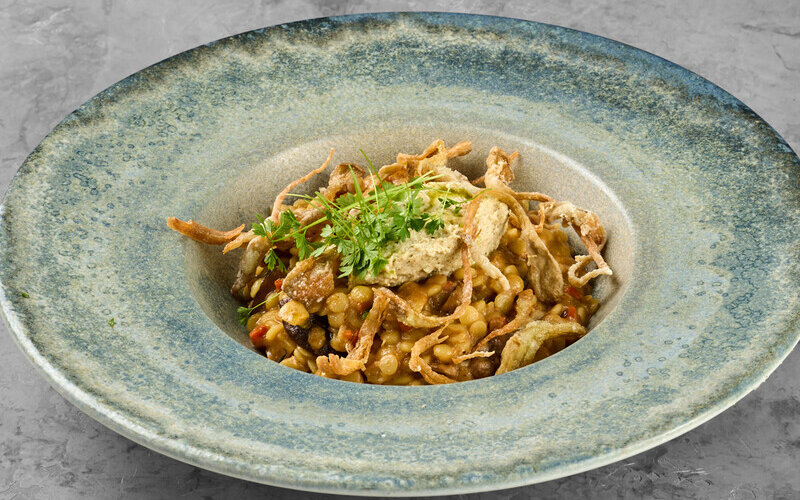 Птитим с грибной сальсой и сыром из кешью