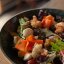 Теплый салат с креветками с соусом из кешью