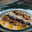 Каша овсяная на кокосовом молоке с соусом Манго-маракуйя, гранолой, вишней, миндалем и фундуком
