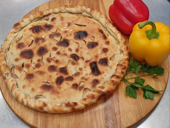 Пирог с говядиной, курицей и сладким перцем