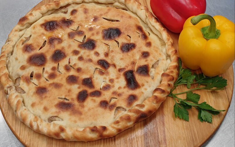 Пирог с говядиной, курицей и сладким перцем