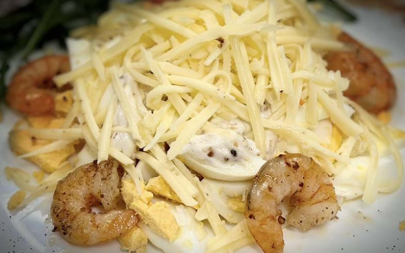 Салат с креветками, ананасами и сыром