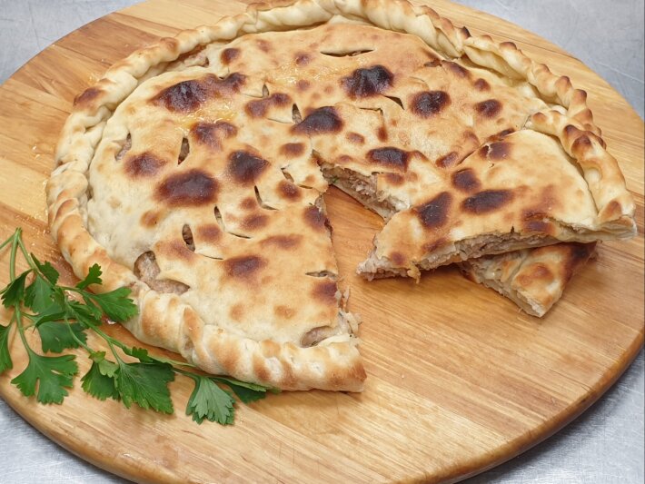 Пирог со свининой, курицей и осетинским сыром