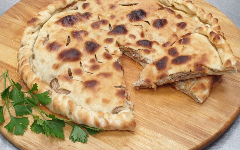 Пирог со свининой, курицей и осетинским сыром