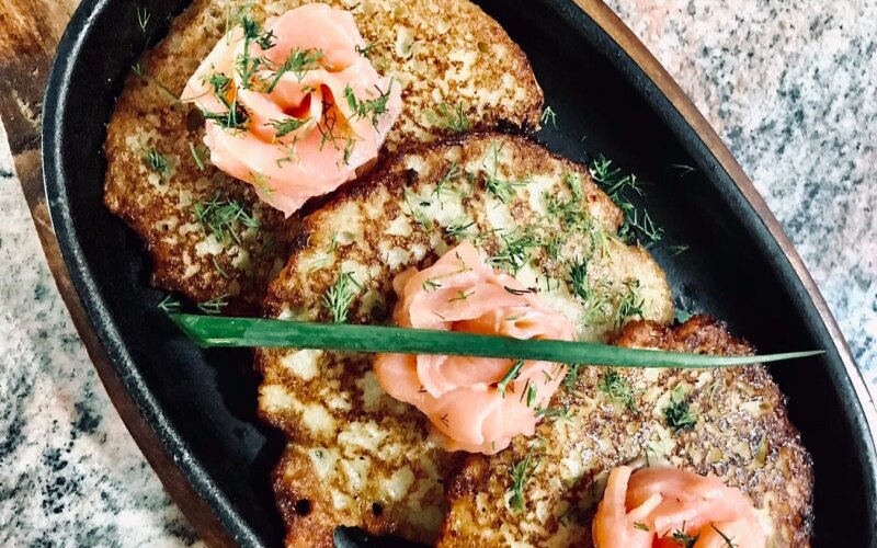 Драники с лососем и соусом «Тартар»