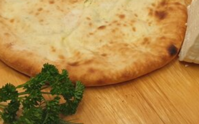 Пирог со шпинатом и осетинским сыром