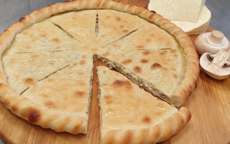 Пирог с осетинским сыром и грибами
