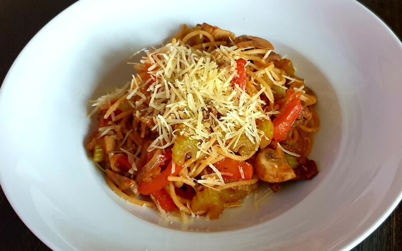 Спагетти с говядиной и овощами