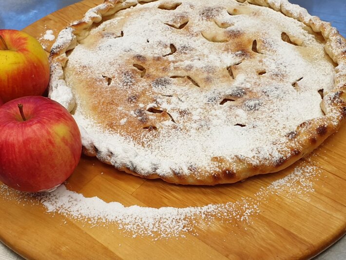 Пирог с яблоками и корицей