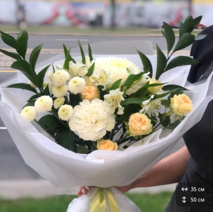 Букет «Вивальди» 162 из кустовых роз, рускуса, диантуса и хризантемы