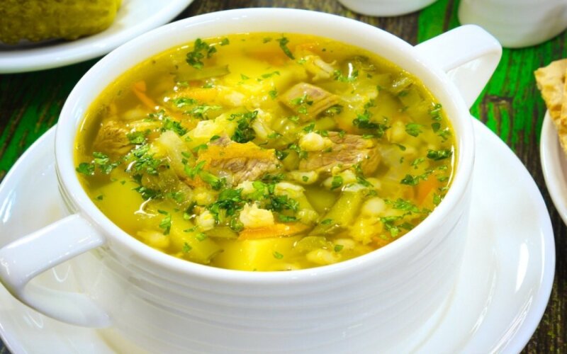 Рассольник с свининой и сметаной