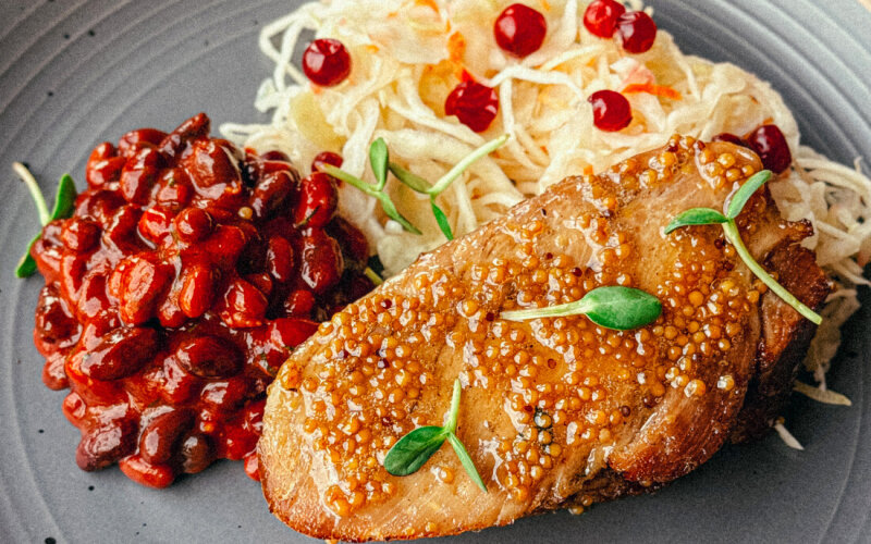 Буженина с квашеной капустой и фасолью