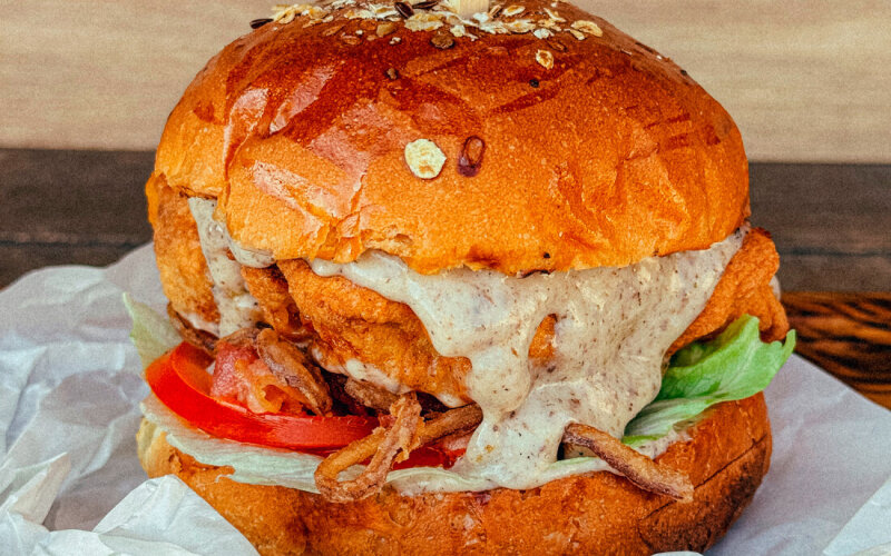 Бургер с куриным бедром и айоли