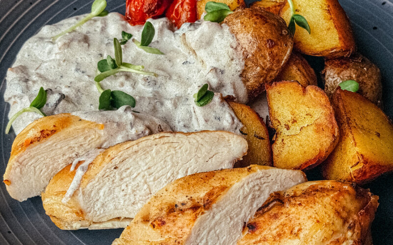 Куриное филе в сливочно-грибном соусе с картофелем