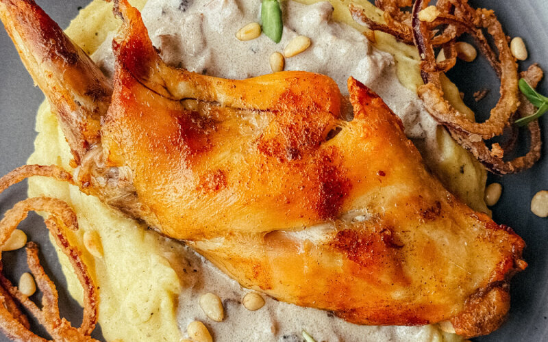 Кроличья ножка с грибным соусом и пюре