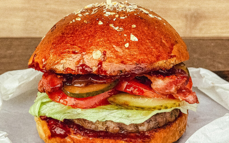 Бургер с солёной карамелью и вишней