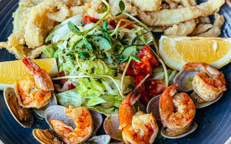 Морепродукты со свежими овощами