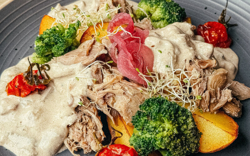 Утка с белыми грибами и печёным картофелем