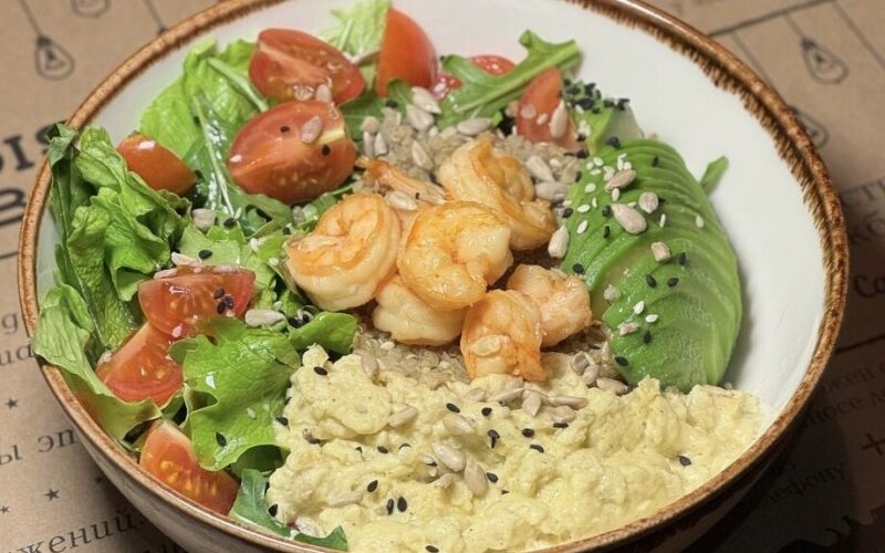 Боул со скремблом, салатом и креветками