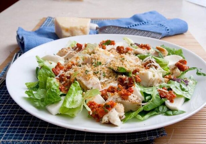 Салат с курицей и вялеными помидорами