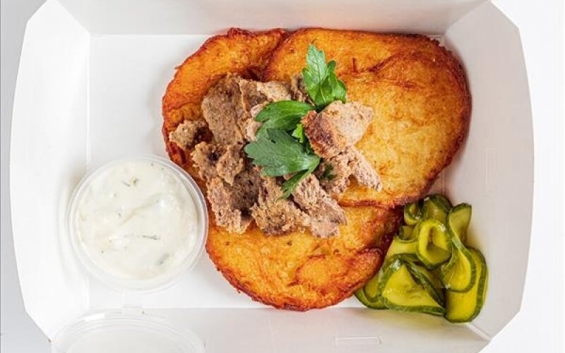 Драники со сметаной и говядиной