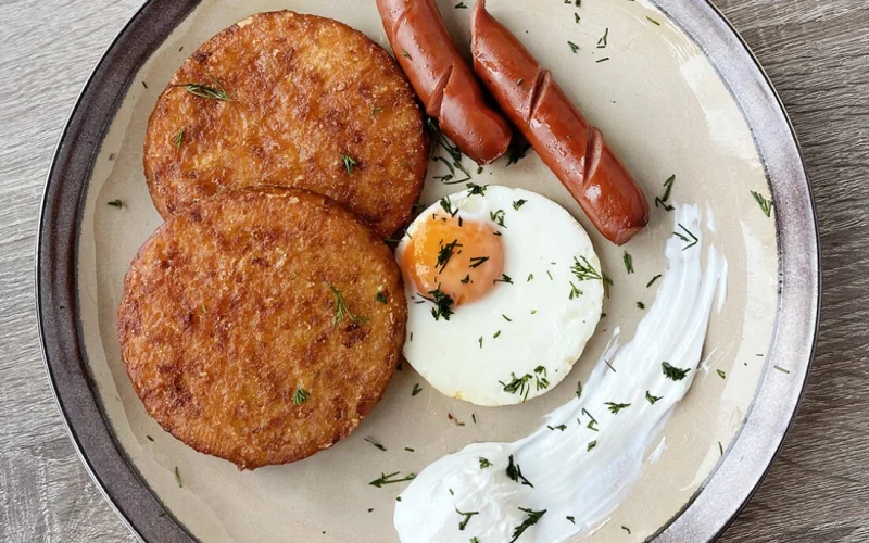 Драники  с колбаской, яйцом и зеленым луком