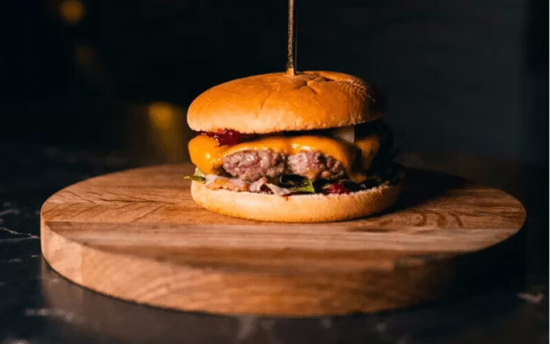 Бургер с вишней и сыром «Дор блю»