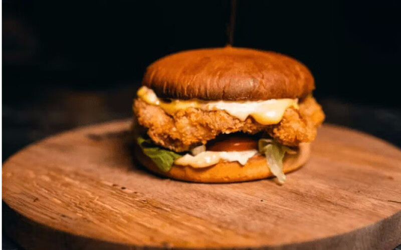 Бургер с хрустящей курицей