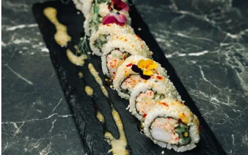 Ролл «Калифорния»  в кунжуте