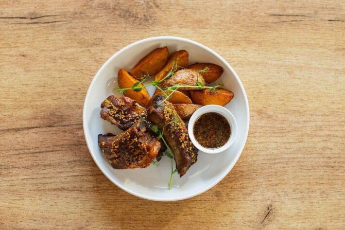 Медовые ребрышки с картофелем по-деревенски