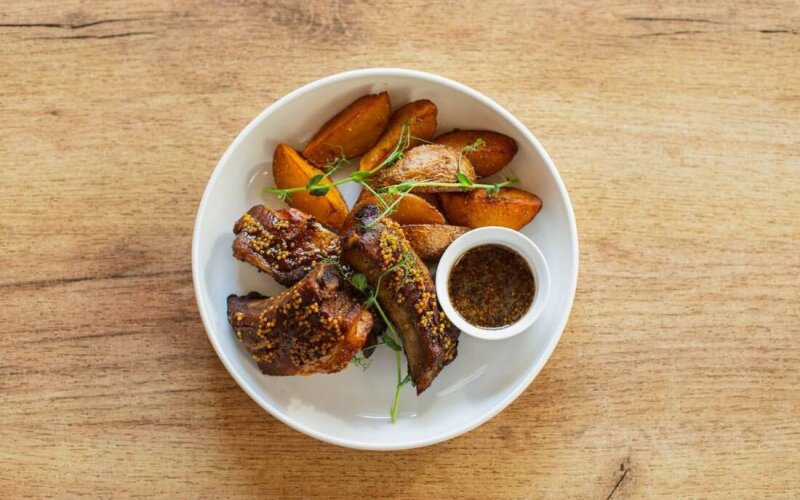 Медовые ребрышки с картофелем по-деревенски