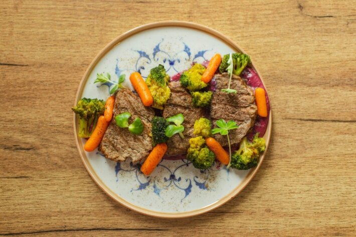 Говяжья вырезка фламбе с овощами под кремовой подушкой