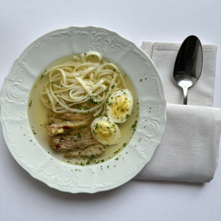 Бульон с лапшой и куриным яйцом
