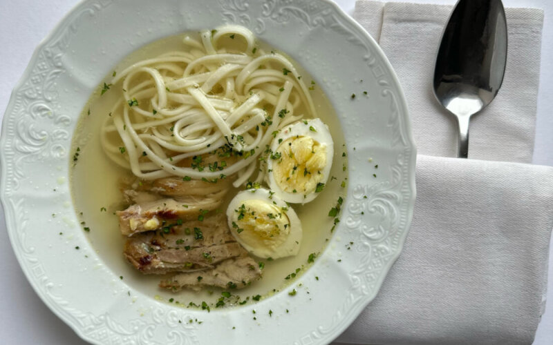 Бульон с лапшой и куриным яйцом