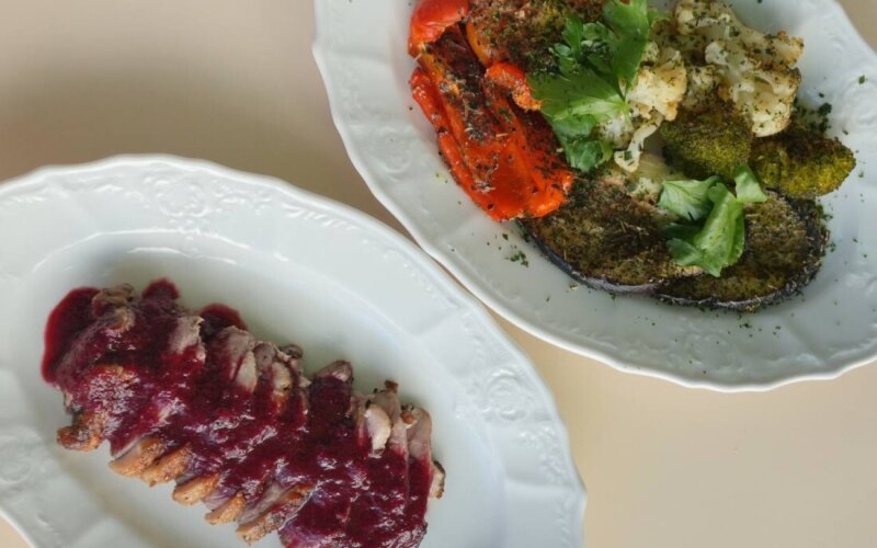 Утиное филе с вишневым соусом и печеными овощами